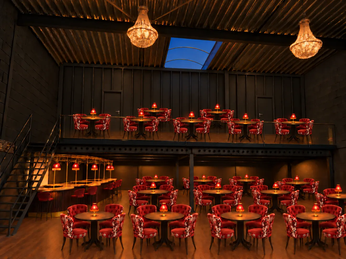 Interieur van Juuls Theater met tafels, rode stoelen en kroonluchters